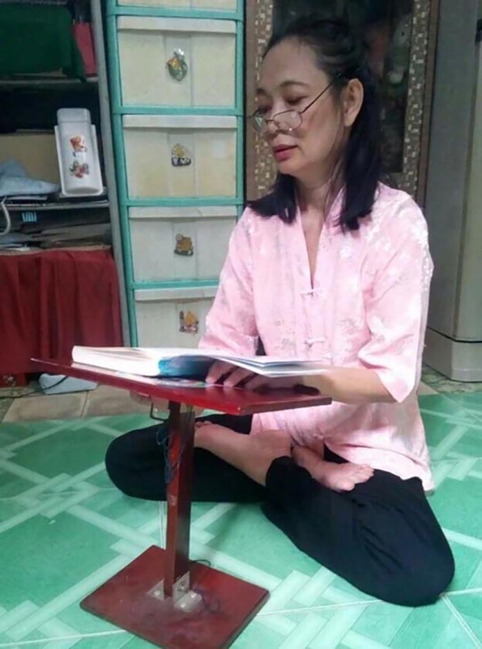 Chị Lánh đọc sách và ngồi thiền hàng ngày. (Ảnh do tác giả cung cấp).