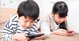 Màn hình điện thoại – Kẻ đánh cắp tuổi thơ con