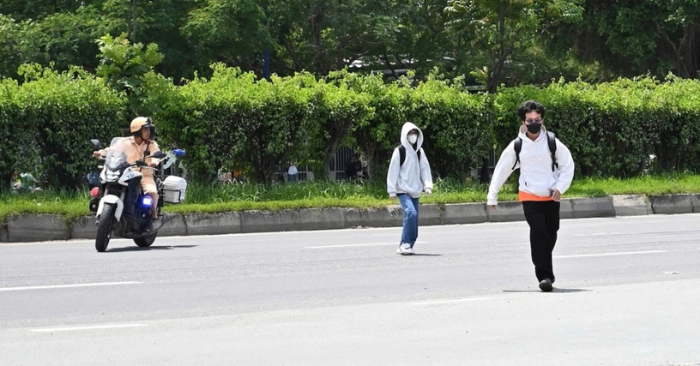 Đi bộ sai quy định, nhiều sinh viên bị phạt
