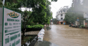 Chung cư Hà Nội đắp bao cát ngăn hầm xe ngập
