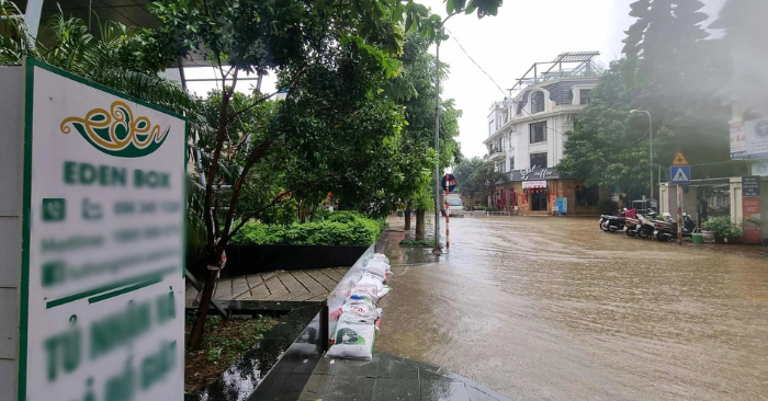 Chung cư Hà Nội đắp bao cát ngăn hầm xe ngập