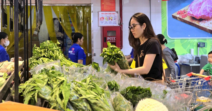 Giá rau tăng vọt, siêu thị giữ ổn định