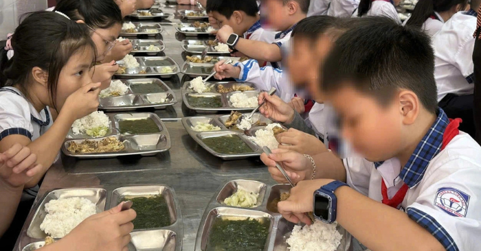 Cắt xén suất ăn học sinh: trường phủ nhận
