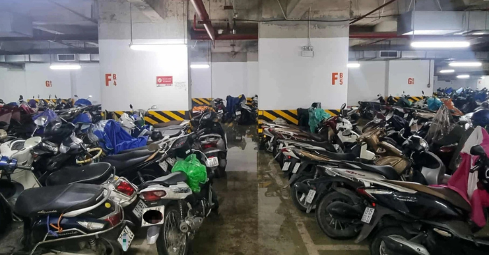 Chung cư Hà Nội đắp bao cát ngăn hầm xe ngập
