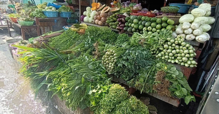 Giá rau tăng vọt, siêu thị giữ ổn định