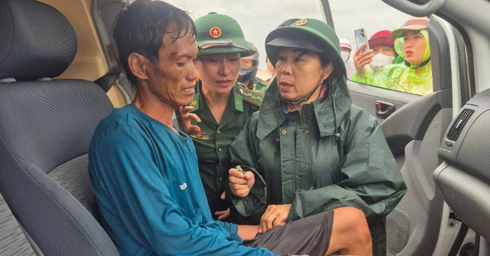 Người hùng cứu 7 ngư dân giữa bão tố