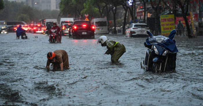 Chung cư Hà Nội đắp bao cát ngăn hầm xe ngập
