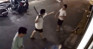 Người đàn ông bị hai thanh niên cầm gậy truy đuổi ở TPHCM