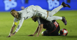 Neymar bị chỉ trích vì nghiện rượu và thức khuya chơi game