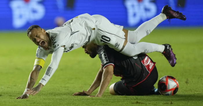 Neymar bị chỉ trích vì nghiện rượu và thức khuya chơi game