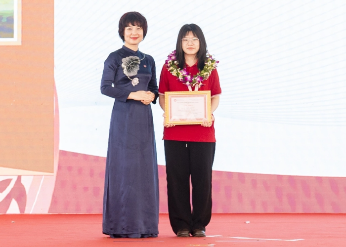 Nữ sinh trường làng trở thành thủ khoa Ngoại thương với SAT top 1%