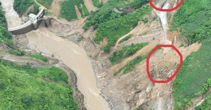 Tìm thấy ô tô chở 3 người mất tích ở Lào Cai dưới đất đá