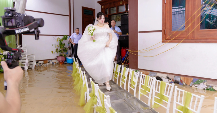 Tình làng nghĩa xóm trong đám cưới mùa lũ