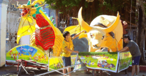 Đèn Trung thu khổng lồ rộn ràng ở Nam Đông Hưng