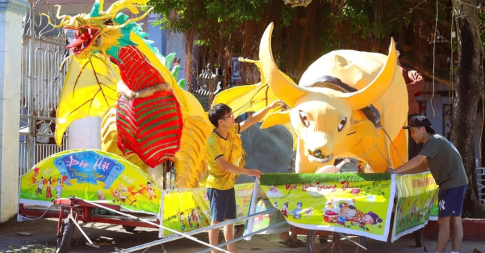 Đèn Trung thu khổng lồ rộn ràng ở Nam Đông Hưng