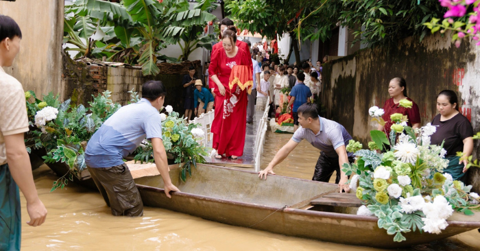Tình làng nghĩa xóm trong đám cưới mùa lũ