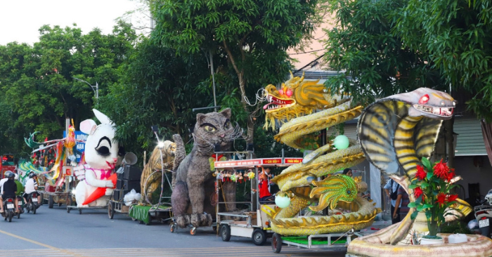 Đèn Trung thu khổng lồ rộn ràng ở Nam Đông Hưng