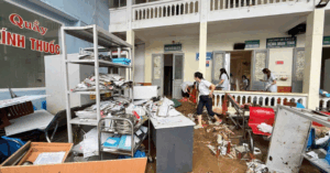 Nước lũ tràn vào bệnh viện Vân Hồ, y bác sĩ bế bệnh nhân chạy