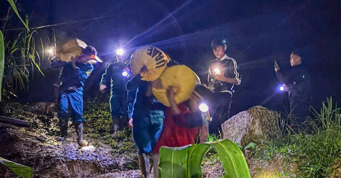 Sơ tán khẩn trong đêm vì vết nứt lan rộng trên đồi ở Đà Nẵng