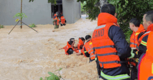 Lực lượng cứu hộ Bắc Ninh ròng dây giải cứu 5 người giữa lũ
