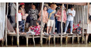 Nghi bé 4 tháng tuổi rơi sông khi ngủ, mẹ khóc ngất cầu mong phép màu