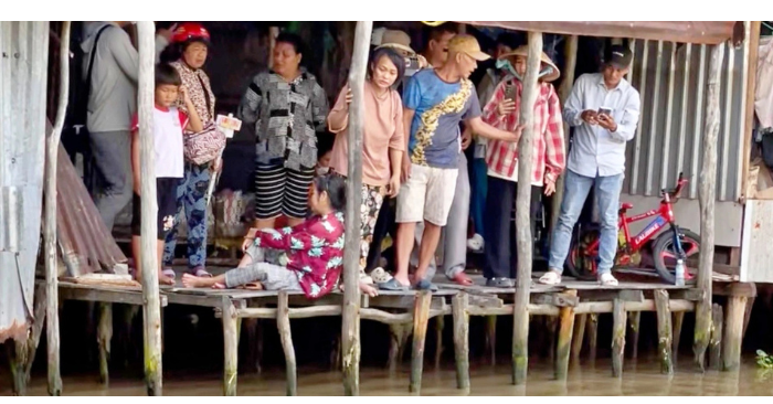 Nghi bé 4 tháng tuổi rơi sông khi ngủ, mẹ khóc ngất cầu mong phép màu