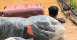 Người cha vượt lũ sâu 2,5m để con gái không lỡ ước mơ du học
