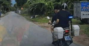 Nam thanh niên sau khi sửa xong đã điều khiển xe đặc chủng của Công an xã Chí Minh (Hưng Yên) ra đường “chạy thử” mà không đội mũ bảo hiểm.