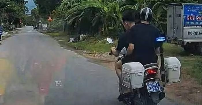 Nam thanh niên sau khi sửa xong đã điều khiển xe đặc chủng của Công an xã Chí Minh (Hưng Yên) ra đường “chạy thử” mà không đội mũ bảo hiểm.
