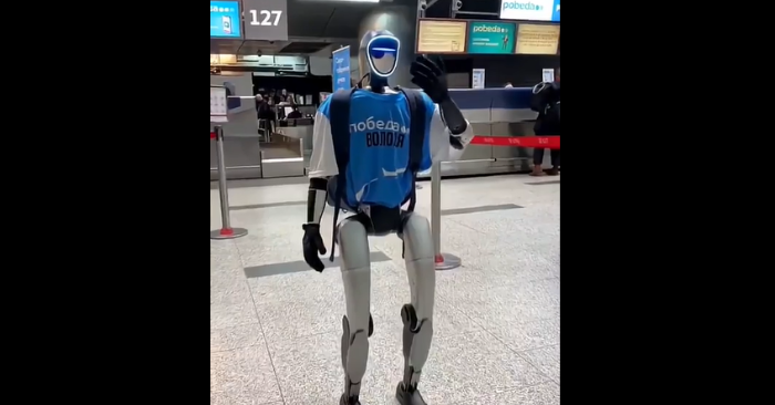 Tiếp viên robot lần đầu phục vụ hành khách Nga