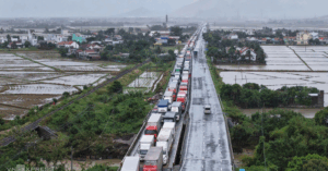 Mưa lớn gây ùn tắc giao thông miền Trung trên nhiều quốc lộ