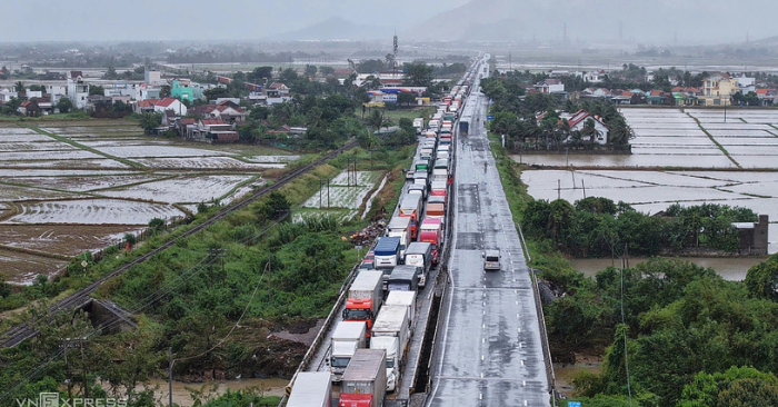 Mưa lớn gây ùn tắc giao thông miền Trung trên nhiều quốc lộ