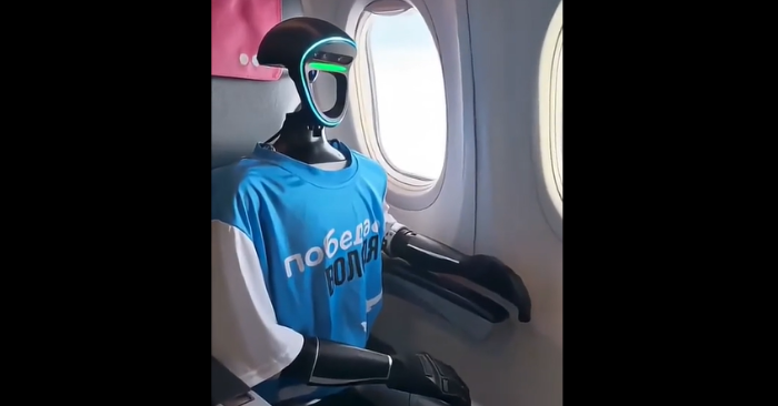 Tiếp viên robot lần đầu phục vụ hành khách Nga
