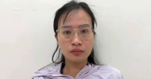 Cô gái quẹt thẻ tín dụng của người khác