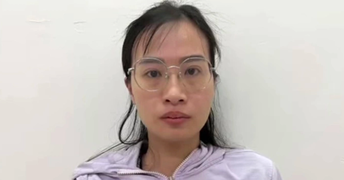 Cô gái quẹt thẻ tín dụng của người khác