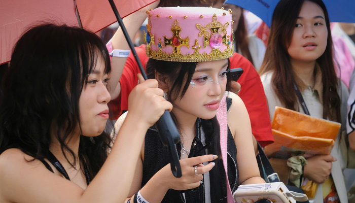 Fan đội mưa từ sáng, khu vực concert đông nghẹt người