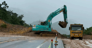 Xe khách và xe tải lớn bị cấm trên La Sơn - Hòa Liên