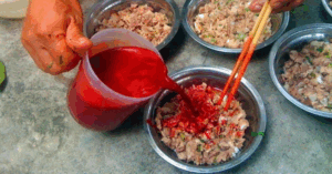 Cảnh báo nguy kịch từ ăn tiết canh lợn