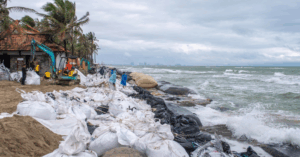 Bão số 13 đổ bộ, dồn lực bảo vệ dân