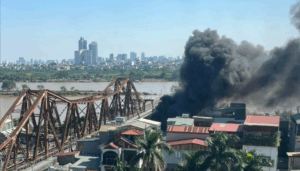 Hà Nội: Quán ăn bốc cháy dữ dội sau tiếng nổ tại chợ ẩm thực Ngọc Lâm