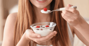 Một hũ sữa chua mỗi ngày cung cấp lợi khuẩn, vitamin và khoáng chất giúp tiêu hóa tốt, da mịn màng, dáng cân đối và sức khỏe dẻo dai.