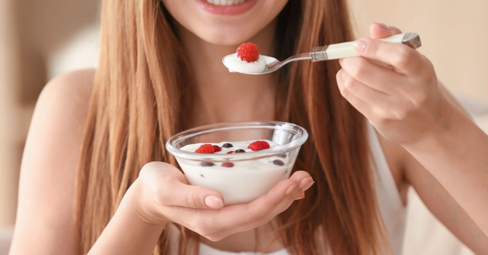 Một hũ sữa chua mỗi ngày cung cấp lợi khuẩn, vitamin và khoáng chất giúp tiêu hóa tốt, da mịn màng, dáng cân đối và sức khỏe dẻo dai.