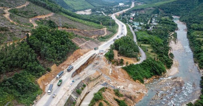 Mưa lớn gây sạt lở trên cao tốc Huế – Đà Nẵng
