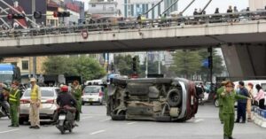 Tai nạn liên hoàn Ngã Tư Sở: Ba ôtô va chạm, một xe lật giữa đường Láng