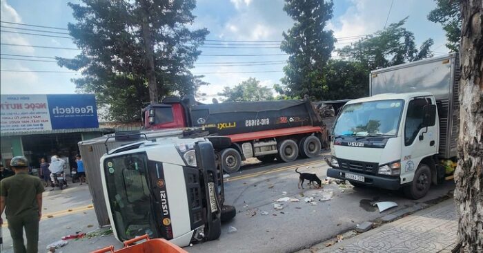 Tai nạn liên hoàn trên đường HL 412: Xe ben tông xe tải, xe tải va xe rác rồi lật ngang