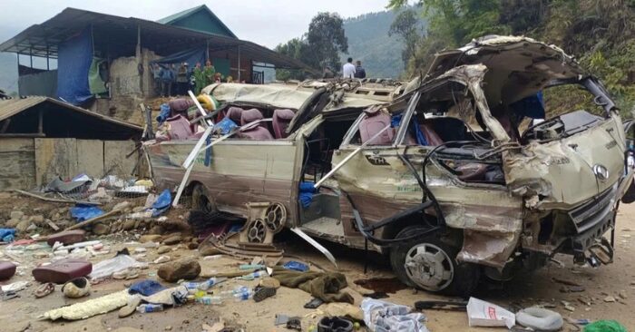Lật xe chở đoàn thiện nguyện ở Lào Cai: Xe lật trên đường dốc, 9 người tử vong