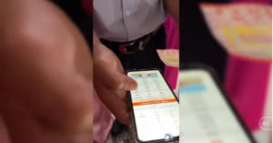 Cô dâu trúng vé số độc đắc ngay ngày cưới, clip gây “bão” mạng xã hội