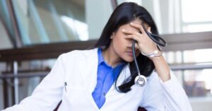 Nghịch lý ngành y Mỹ: Bác sĩ thu nhập cao nhưng áp lực lớn nhất