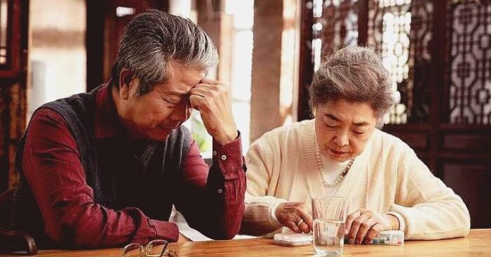 Trầm cảm tuổi già từ gánh nặng con cái phụ thuộc tài chính