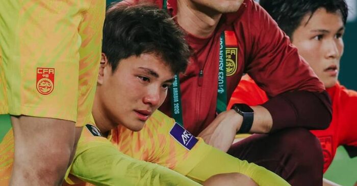 Thủ môn Li Hao gây bão mạng xã hội Trung Quốc với khoảnh khắc khóc sau trận chung kết